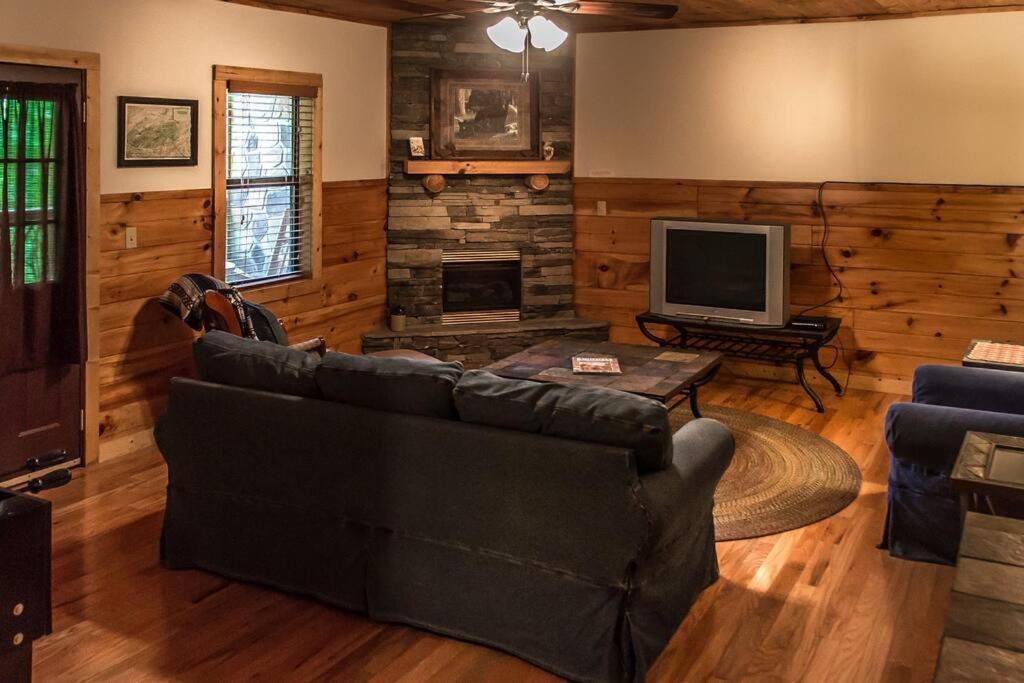 Vila Holly Tree Hideaway - Semi Secluded Mtn Setting Sevierville Exteriér fotografie